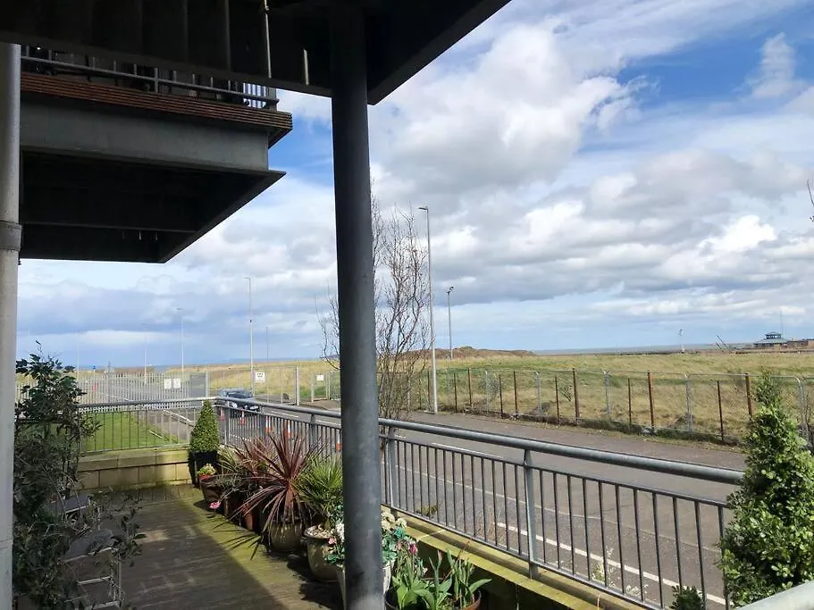 Stunning 3 Large Bedrooms 2 Bathrooms In Edinburgh Harbour Apartment