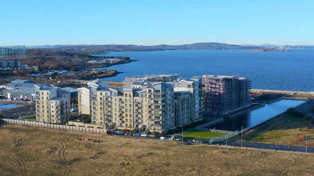 Stunning 3 Large Bedrooms 2 Bathrooms In Edinburgh Harbour location