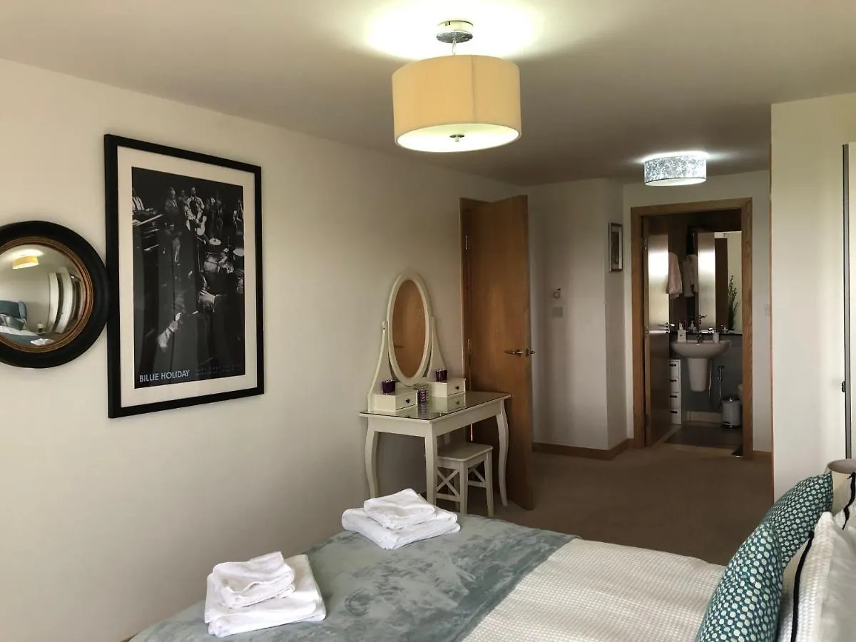 Stunning 3 Large Bedrooms 2 Bathrooms In Edinburgh Harbour Apartment
