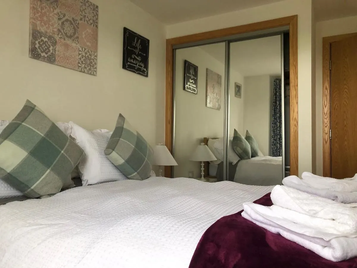 Stunning 3 Large Bedrooms 2 Bathrooms In Edinburgh Harbour 0*,