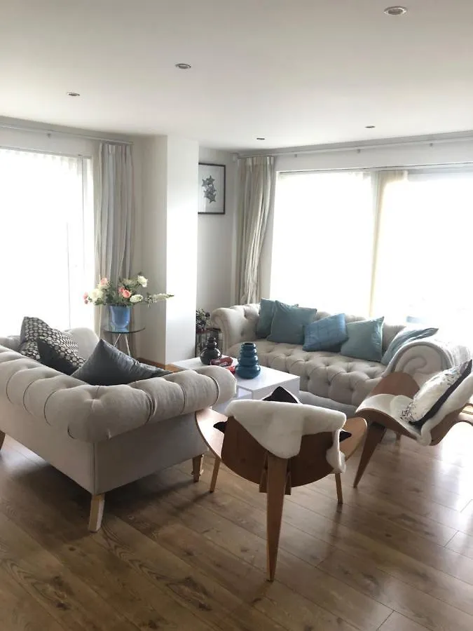 Stunning 3 Large Bedrooms 2 Bathrooms In Edinburgh Harbour